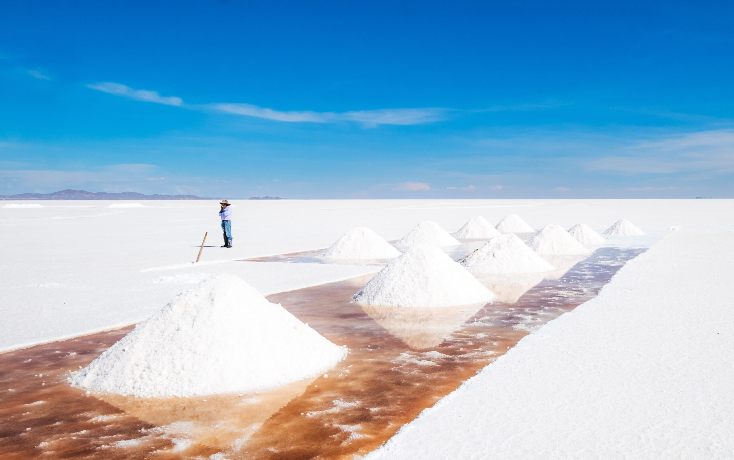 Man,Shovel,Sault,Banks,In,Spacious,Sunshine,Salar,De,Uyuni