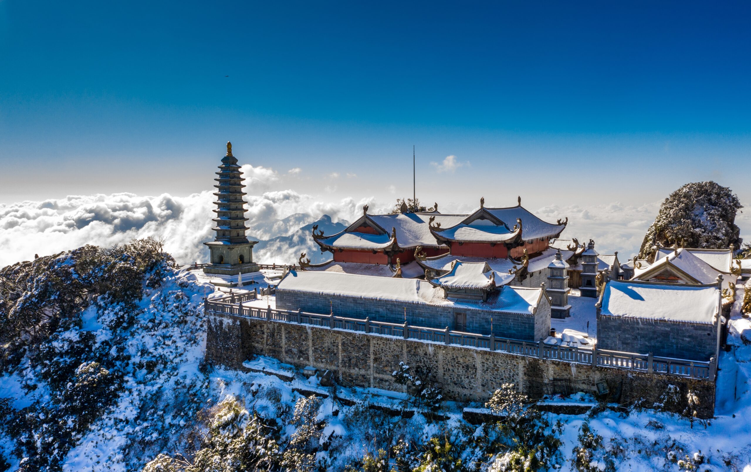 Snow,Falls,On,Top,Of,Fansipan.,Vietnam,Is,A,Tropical