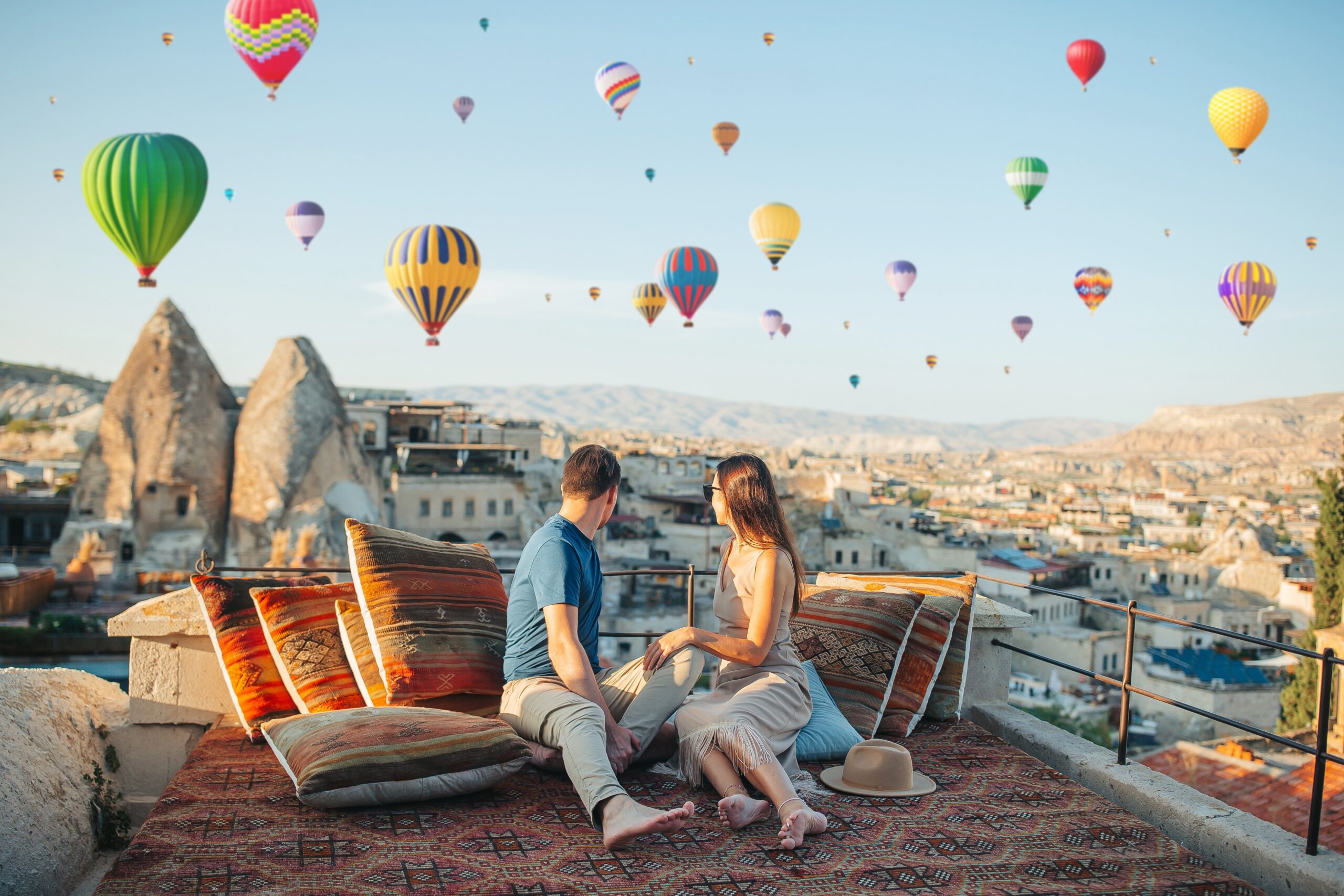 Happy,Young,Couple,During,Sunrise,Watching,Hot,Air,Balloons,In