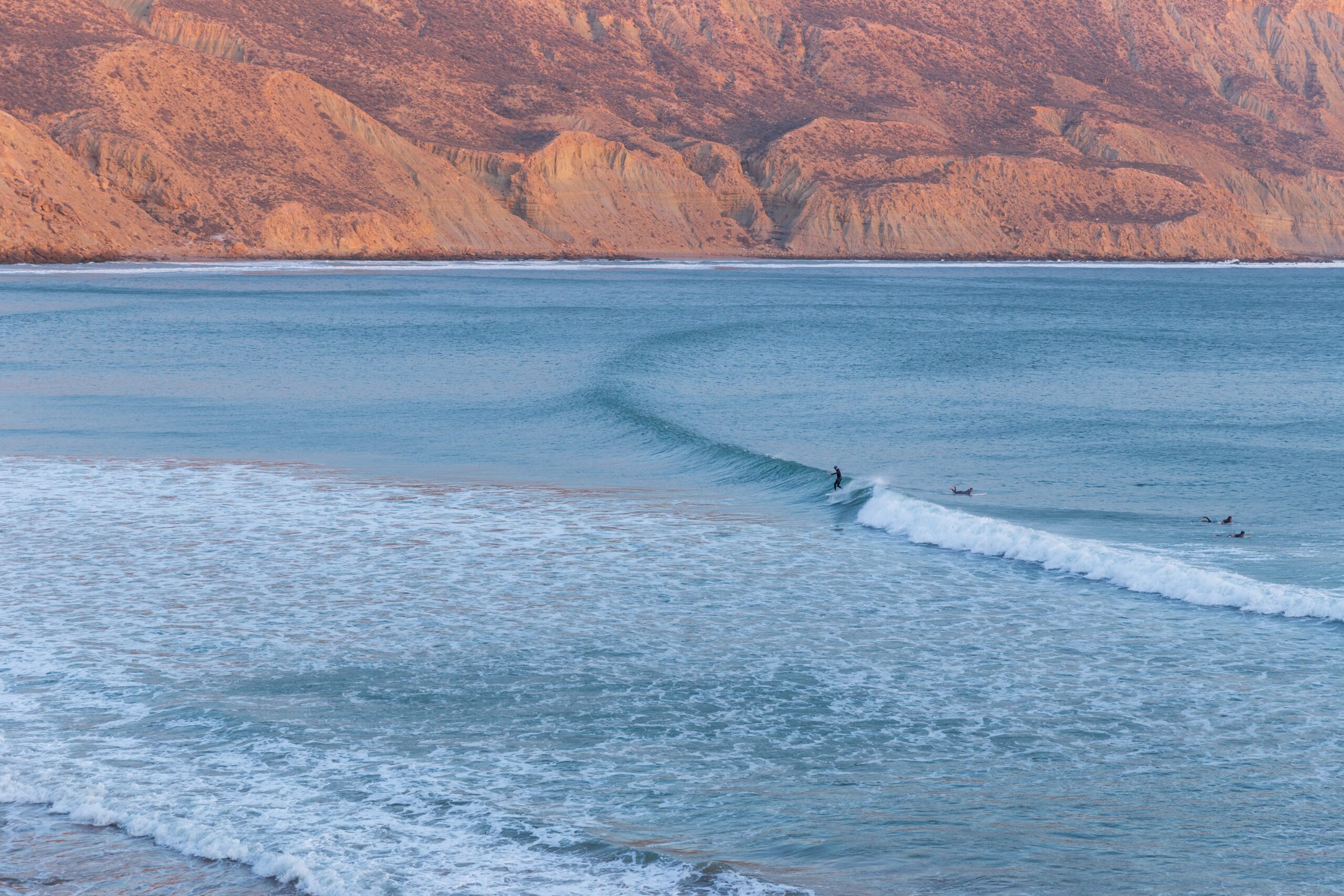 Longboard,Surfers,On,The,Beach,At,The,Longest,Wave,Of