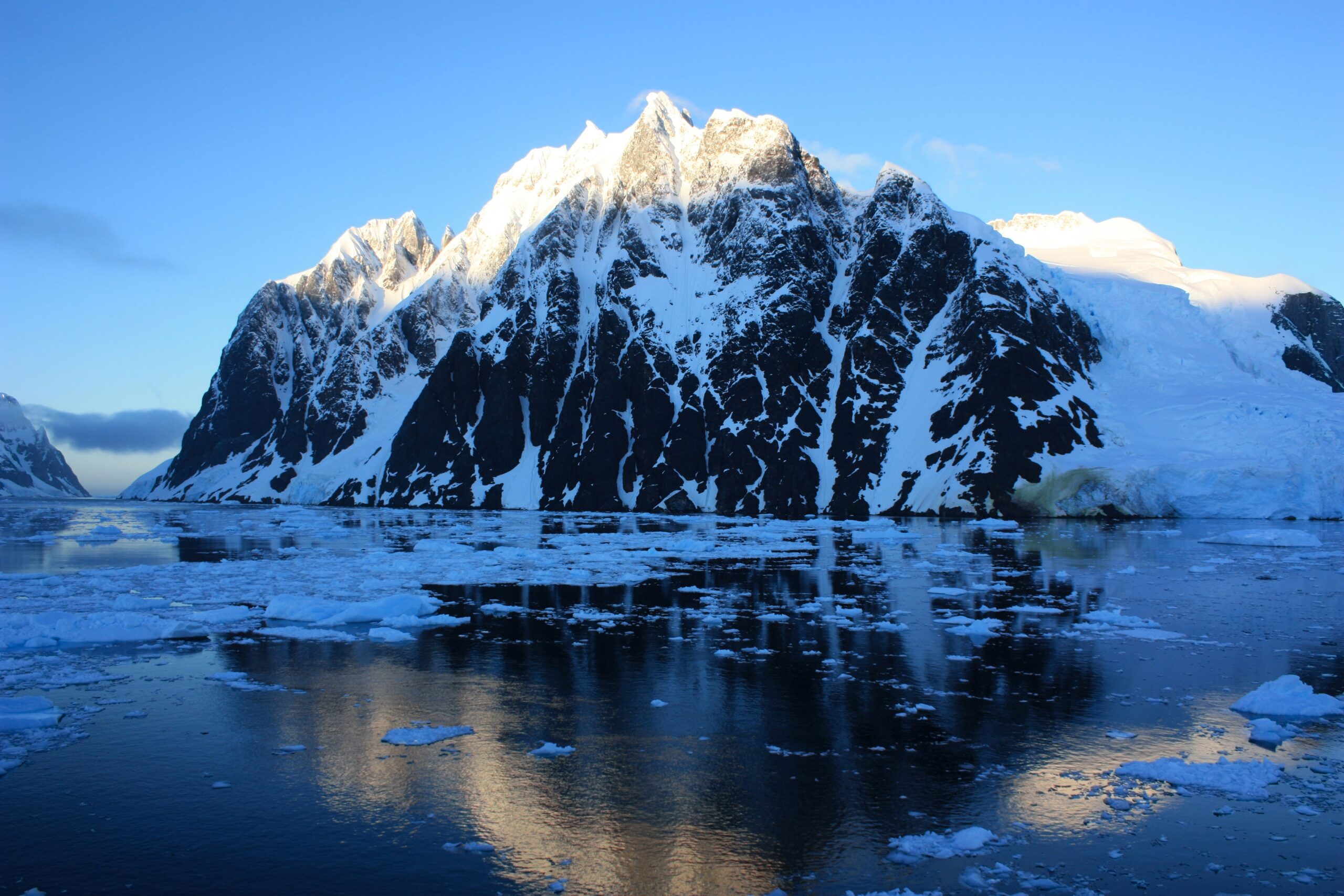 Snow,Covered,Mountains,In,The,Lemaire,Channel,Antarctica